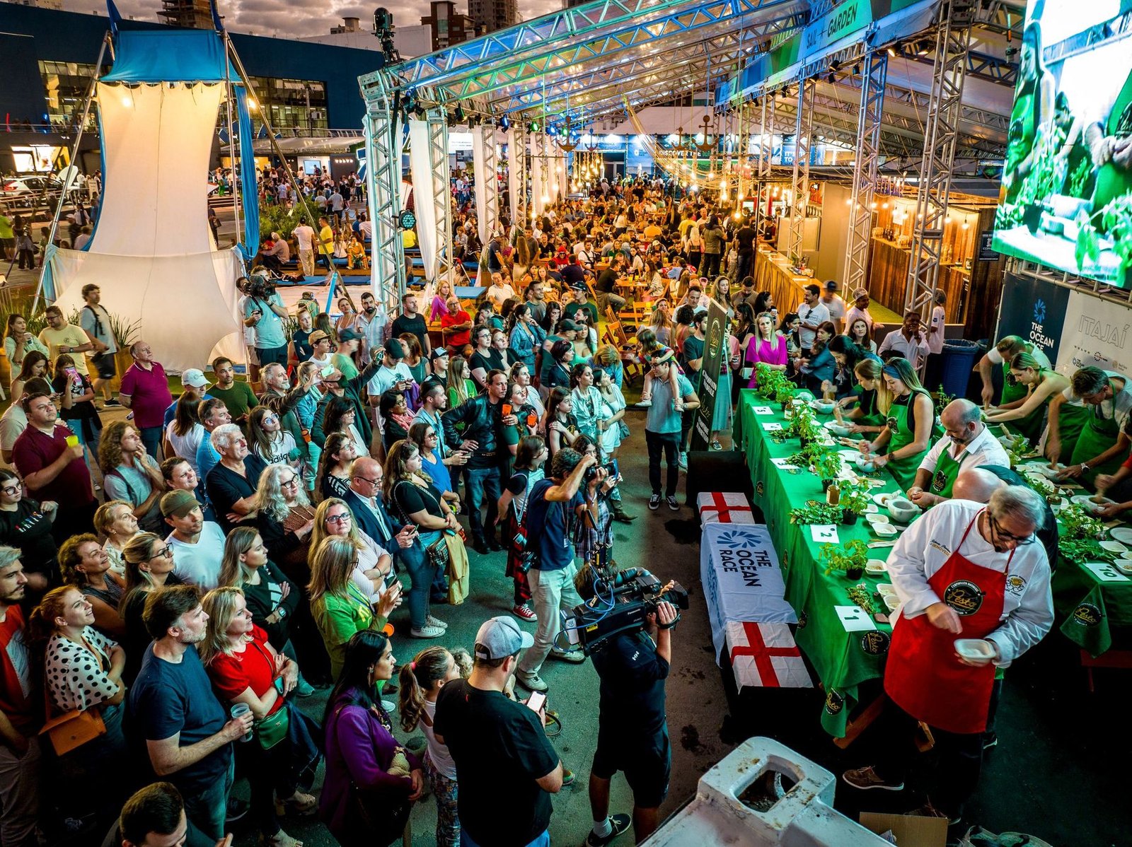 Praça gastronômica cheia durante o evento