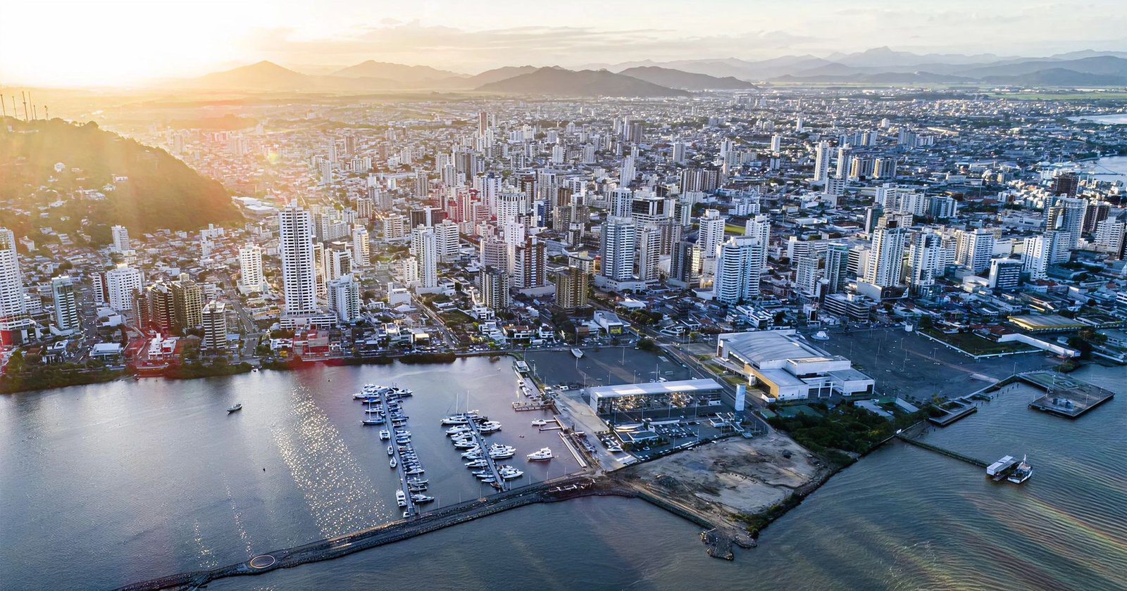 Vista aérea de Itajaí ao entardecer